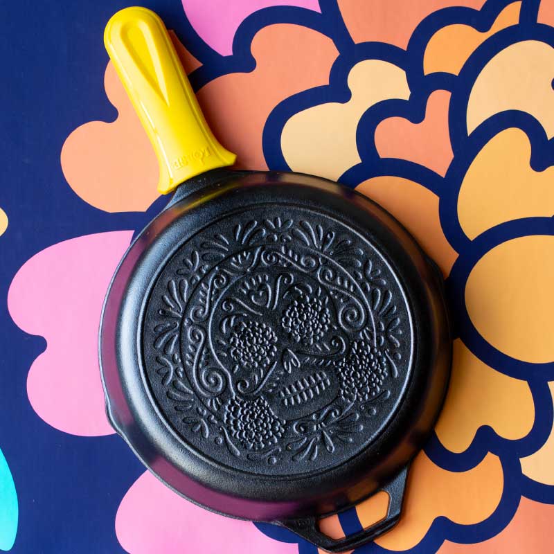 Lodge New Arrival Seasoned Cast Iron Sugar Skull Skillet with Deluxe Handle Holder - Image 2