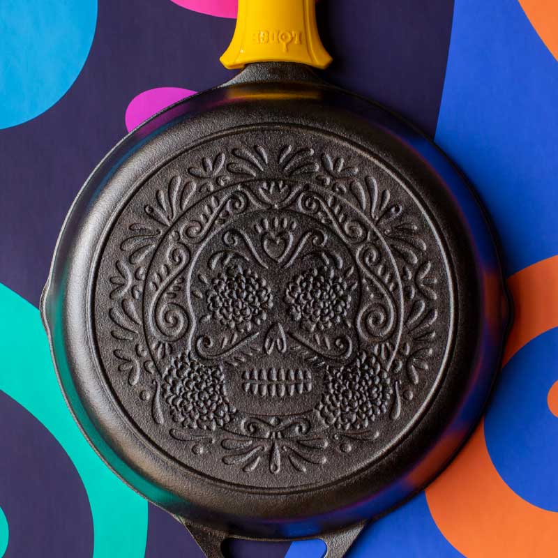 Lodge New Arrival Seasoned Cast Iron Sugar Skull Skillet with Deluxe Handle Holder - Image 3